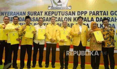 Bakal Calon Kepala Daerah Golkar. Ketua Umum Partai Golkar Airlangga Hartarto (ketiga kanan) berfoto dengan calon kepala daerah usai penyerahan SK bakal calon kepala daerah di DPP Partai Golkar, Jakarta, Jumat (5/1).