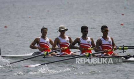 Rowing Kelas Ringan Empat Putra Ke Babak Selanjutnya. Atlet Rowing Kelas Ringan Empat Putra bertanding saat babak pertama cabang Rowing Asian Games 2018 di Komplek Olahraga Jakabaring, Palembang, Ahad (19/8).