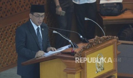 Revisi UU Terorisme. Ketua Pansus RUU Anti-Terorisme Muhammad Syafii (kanan)  memberikan laporan pada Rapat Paripurna di Kompleks Parlemen Senayan, Jakarta, Jumat (25/5).