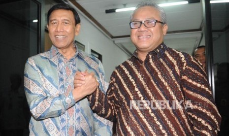 Menteri Koordinator Politik Hukum dan Keamanan Wiranto(kiri) bersama Ketua KPU Arief Budiman (Kanan)  melakukan salam komando usai  pertemuan di Gedung KPU, Jakarta, Rabu, (6/3).