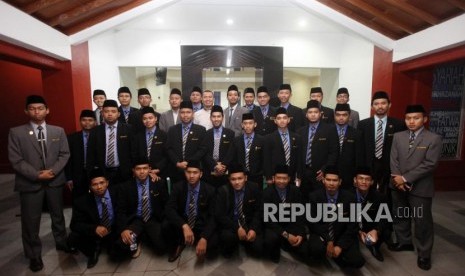 Mahasiswa Program Kaderisasi Ulama UNIDA Gontor bersama Redaksi Pelaksana Republika Subroto berfoto bersama seusai kunjungan di Kantor Harian Republika, Jalan Warung Buncit, Jakarta, Rabu (17/1).