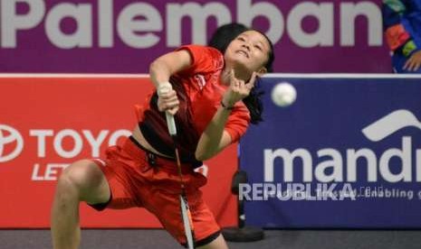 Pebulutangkis Putri Indonesia Fitriani berusaha mengembalikan kok pebulutangkis Hongkong saat berlaga pada nomor beregu putri 16 besar cabang olahraga bulutangkis Asian Games 2018 di Istora Senayan, Jakarta, Ahad (19/8).