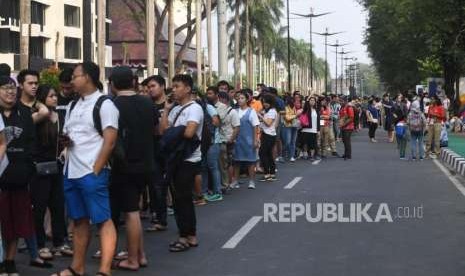  Suasana antrean penonton di loket tiket Asian Games di Kawasan Gelora Bung Karno, Jakarta, Rabu (22/8).