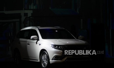 Mobil Mitsubishi Outlander PHEV (Plug-in Hybrid Electric Vehicle) ditampilkan saat perkenalan produk baru di Jakarta, Selasa (9/7).