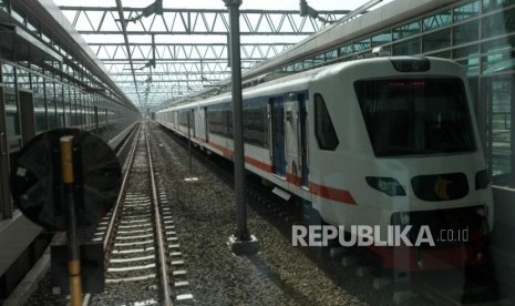 Kereta bandara melintas saat uji coba Kereta Bandara Soekarno-Hatta di Stasiun Soekarno-Hatta, Jakarta, Selasa (26/12).