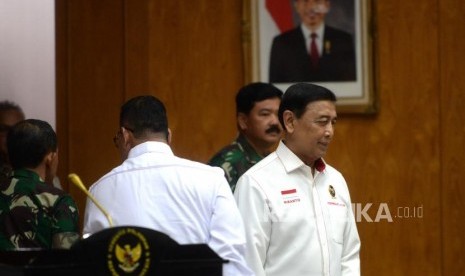 Menko Polhukam Wiranto (kanan)