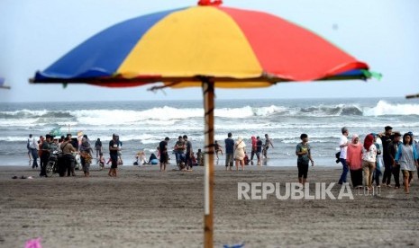 Lebaran di Pantai Parangtritis. Warga memadati kawasan wisata Pantai Parangtritis di Bantul, Yogyakarta, Jumat (7/6/2019).