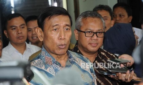 Menteri Koordinator Politik Hukum dan Keamanan Wiranto(kiri) bersama Ketua KPU Arief Budiman (Kanan)  memberikan keterangan kepada media usai melakukan pertemuan di Gedung KPU, Jakarta, Rabu, (6/3).