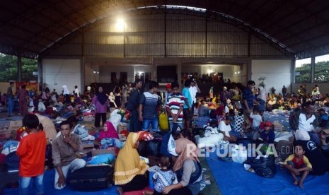 Sejumlah pengungsi saat tiba di Posko Pengungsian di Kalianda, Lampung Selatan, Rabu (26/12).