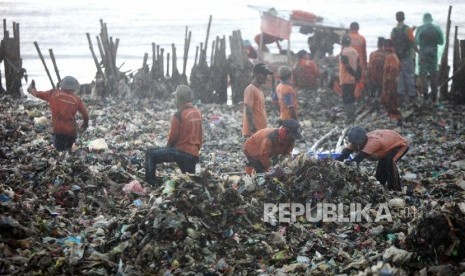 Petugas PPSU mengangkut sampah yang menumpuk di Muara Angke, Jakarta, Sabtu (17/3).