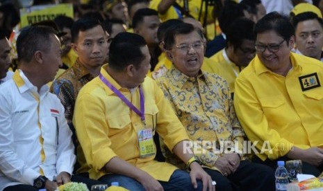 Tokoh Senior Partai Golkar Jusuf Kalla berbincang bersama Ketua Umum Partai Golkar Airlangga Hartarto, Ketua DPR Bambang Soesatyo dan Mensos Agus Gumiwang Kartasasmita saat menghadiri kampanye terbuka partai golkar di Istora Senayan, Jakarta, Selasa (9/4).