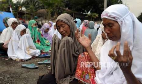 Sejumlah warga Kampung Jejangkadaya melaksanakan doa bersama di Desa Pringgabaya, Lombok Timur, Nusa Tenggara Barat.