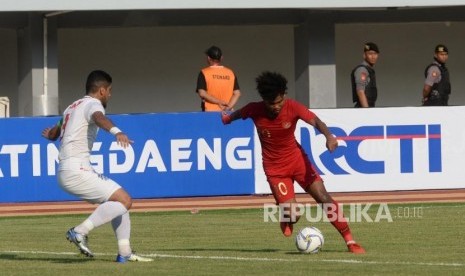 Pesepak bola timnas Indonesia U19 Bagus Kahfi (kanan).