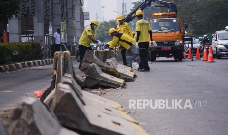 Petugas Bina Marga merapikan pembatas jalur transjakarta pasca aksi 24 September 2019 di Gedung DPR/MPR Senayan, Jalan Gatot Soebroto, Jakarta, Rabu (25/9/2019).