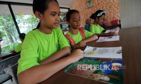  Anak-anak membaca buku di Ruang Publik Terpadu Ramah Anak (RPTRA) Lenteng Agung, Jakarta Selatan, Sabtu (4/11).