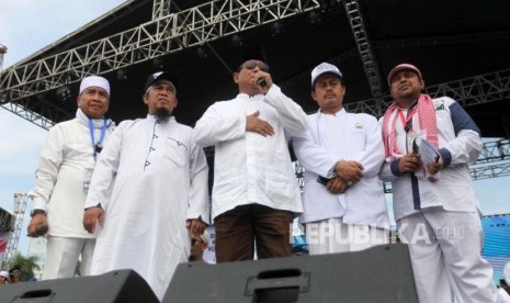 Calon presiden nomor urut 2 Prabowo Subianto (tengah) memberikan sambutan saat mengikuti reuni aksi 212 di Lapangan Monumen Nasional, Jakarta, Ahad, (2/12).