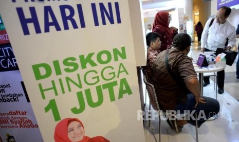 Pengunjung meminta informasi di stand peserta Pameran umrah haji dan wisata muslim (Ilustrasi)