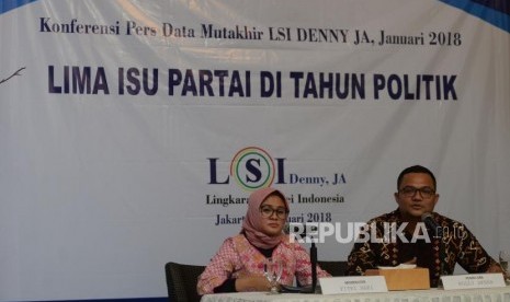 Peneliti Lingkaran Survei Indonesia (LSI) Denny JA, Rully Akbar (kanan) memaparkan hasil survei bertema ‘Lima Isu Partai di Tahun Politik’ di Jakarta, Rabu (24/1).