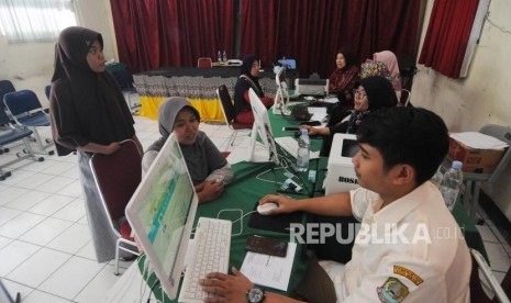 Pendaftaran PPDB Online. Sejumlah orang tua mendatangi sekolah SMPN 1 Kota untuk mencari info pendaftaran Peserta Didik Baru (PPDB) daerah Bekasi, Jawa Barat, Selasa (2/7).