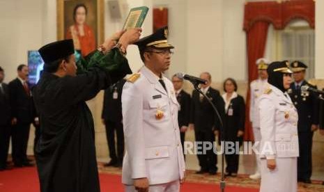 West Nusa Tenggara Governor-elect Zulkieflimansyah (left) and his deputy-elect Sitti Rohmi Djalilah state their oath of office at State Palace, Jakarta, Wednesday (Sept 19).