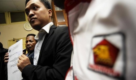 Ketua Bidang Hukum DPP Partai Gerindra, Habiburokhman (tengah)