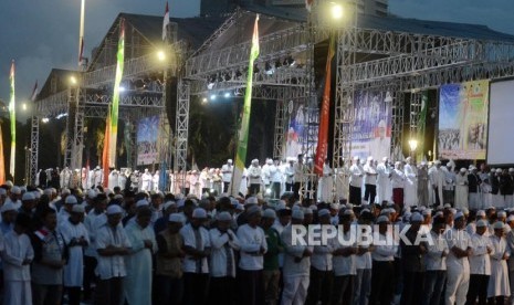 Shalat Maghrib Berjamaah. Sejumlah umat muslim melaksanakan shalat Maghrib berjamaah di Monas, Jakarta, Kamis (21/2).