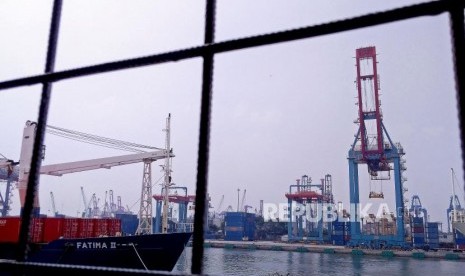 Aktivitas bongkar muat peti kemas di Pelabuhan Tanjung Priok, Jakarta, Senin (24/6).