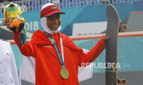 Atlet skateboard putri Indonesia Nyimas Bunga Cinta mengikuti upacara pengalungan medali Asian Games 2018 (ilustrasi). Nyimas Bunga Cinta mendapatkan penghargaan dari barbie sebagai sosok panutan olahraga remaja perempuan Indonesia.