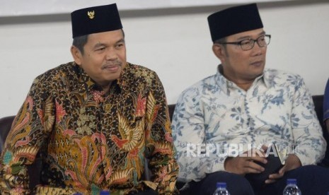 Bupati Purwakarta Dedi Mulyadi bersama Walikota Bandung Ridwan Kamil saat hadir dalam dialog terbuka di Auditorium PJS UI, Depok, Jawa Barat, Kamis (21/12).