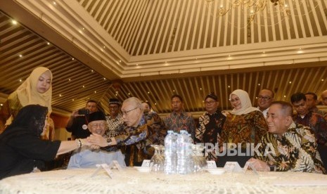 Menteri Pertahanan Ryamizard Ryacudu (kanan) bersama Wakil Presiden RI ke-6 Try Sutrisno (ketiga kiri), Rachmawati Soekarnoputri (kiri) dan Salahudin Wahid (kedua kiri) saat menghadiri  acara Silaturahmi dan Dialog Tokoh Bangsa di Jakarta, Senin (12/8).