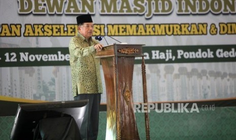 Wakil Presiden sekaligus Ketua Dewan Masjid Indonesia Jusuf Kalla memberikan sambutan saat pembukaan Muktamar Dewan Masjid Indonesia (DMI) ke-7 yang bertajuk 