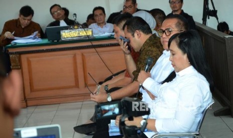 Sejumlah saksi dihadirkan pada sidang terdakwa suap proyek Meikarta Billy Sindoro, di antaranya Kabid Tata Ruang Dinas PUPR Pemkab Bekasi Neneng Rahmi Nurlaely (kanan) dan Kepala Dinas PUPR Jamaludin (kedua kanan), di Pengadilan Tipikor Bandung, Jalan LRE Martadinata, Kota Bandung, Senin (21/1).