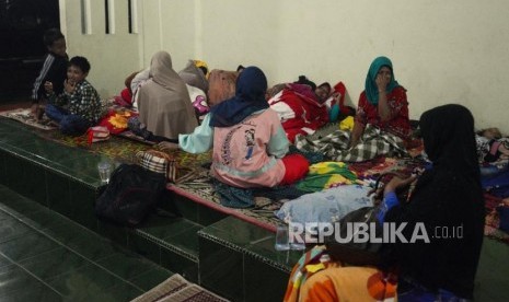 Sejumlah warga terdampak tsunami saat beraktivitas di Kantor Kodim 0421, Lampung Selatan, Senin (24/12).