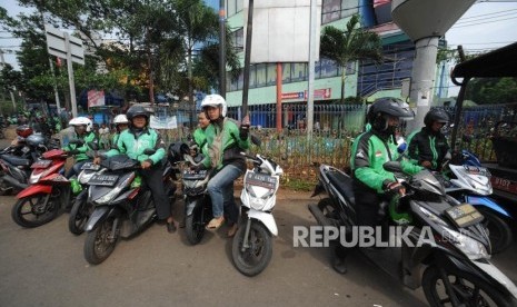 Parkir Sembarangan. Ojek daring parkir atau mangkal  sembarangan.