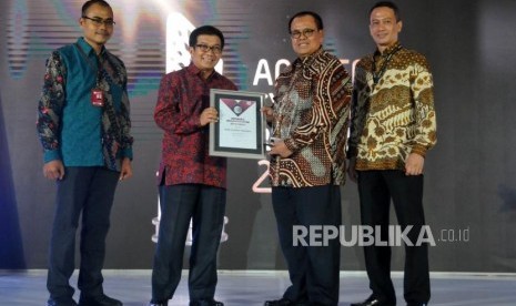   Chairman of Sharia Economic Society Muliaman D. Hadad hands over the trophy of the Most Reliable Sharia Bank to representatives of BRI Syariah in Republika Syariah Award (ASR) 2017, Jakarta, Wednesday (6/12) night.