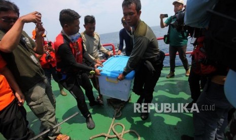 Petugas gabungan dari TNI AL dan Basarnas mengangkat boks yang berisi Black Box pesawat Lion Air JT-610 dari laut ke KR Baruna Jaya I di perairan Karawang, Jawa Barat, Kamis (1/11).