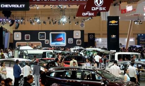 Pembukaan GIIAS 2018.Pengunjung memadati booth ATPM pada gelaran Gaikindo Indonesia Internasional Auto Show (GIIAS) ke- 26 di Indonesia Convention Exhibition Serpong, Tangerang Selatan, Banten, Kamis (2/8).