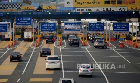 Sejumlah kendaraan melintasi gerbang tol Cililitan, Jakarta, Selasa (31/10).