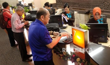 Aktivitas transaksi perbankan di banking hall BNI, Jakarta, Senin (27/11).