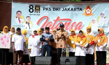 Latansa PKS. Presiden PKS Sohibul Iman (depan kiri) bersama Gubernur DKI Jakarta Anies Baswedan (depan kanan) berada di mimbar saat pembukaan Latansa PKS di Bumi Perkemahan Cibubur, Jawa Barat, Ahad (8/4).