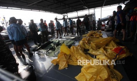 Body bags of the victims and debris of Lion Air flight JT 610 aircraft brought to Jakarta by KRI Sikuda, West Java, Thursday (Nov 1).