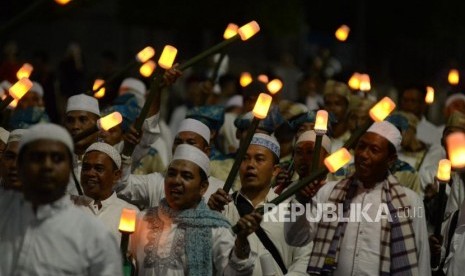 Sejumlah peserta mengikuti pawai obor elektrik pada Jakarta Muharram Festival di Jalan MH Thamrin, Jakarta, Sabtu (31/8).