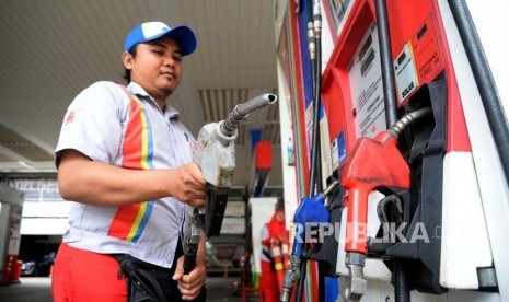 Realisasi Subsidi BBM. Petugas mengisi BBM subsidi solar di SPBU COCO Pertamina, Selasa (16/1).