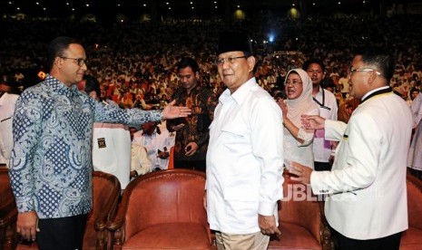 Presiden PKS Sohibul Iman (kanan) bersama Ketua Umum Partai Gerindra Prabowo Subianto (tengah) dan Gubernur DKI Jakarta Anies Baswedan (kiri) menghadiri perayaan ulang tahun PKS di Sentul International Convention Center (SICC), Bogor, Jawa Barat, Ahad (13/5).