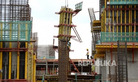 Pekerja menyelesaikan proyek rumah susun di Jakarta. ilustrasi