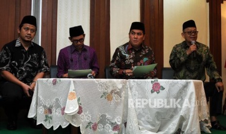 PBNU Apresiasi Upaya Pembebasan Siti Aisyah;. (ilustrasi) Wakil Ketua Umum Pengurus Besar Nahdlotul Ulama (PBNU) Maksum Machfoedz bersama Sekretaris Jenderal PBNU Helmy Faishal Zaini, Ketua PBNU Bidang Hukum Robikin Emhas dan Ketua PBNU Bidang Pertahanan dan Keamanan Aizzudin Abdurrahman (dari kanan) saat menggelar konferensi pers di Gedung PBNU, Senen, Jakarta Pusat, Kamis (7/12).