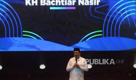 Pimpinan AQL, Ustaz Bachtiar Nasir  memberikan  sambutan dalam acara 10 tahun AQL Islamic Center di Balai Kartini, Jakarta, Selasa (11/9).