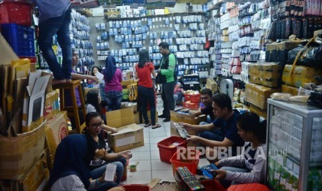 Karyawan merapikan HP dan Assesoris melakukan di salah satu konter telepon selular (ponsel/HP) dan aksesoris HP di ITC Roxy Mas, Jakarta, Senin (30/10).