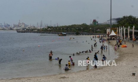 Sejumlah anak bermain di pinggiran pantai Taman Impian Jaya Ancol Jakarta, Selasa (25/12).