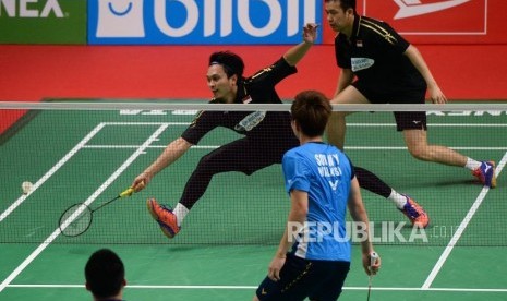 Pasangan ganda putra Indonesia Mohammad Ahsan-Hendra Setiawan mengembalikan kok kearah pasangan ganda putra Malaysia Aaron Chia-Soh Wooi Yik dalam babak pertama Daihatsu Indonesia Master 2019 di Istora Senayan, Jakarta, Rabu (23/1).